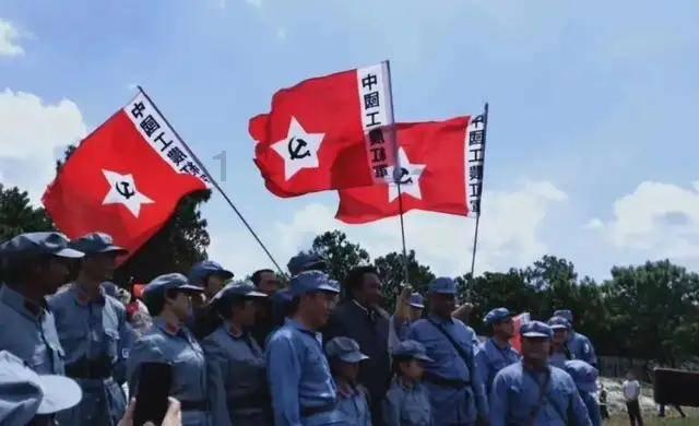 赛琳娜的泳装对比照,勇敢面对身材变化的启示,引热议
